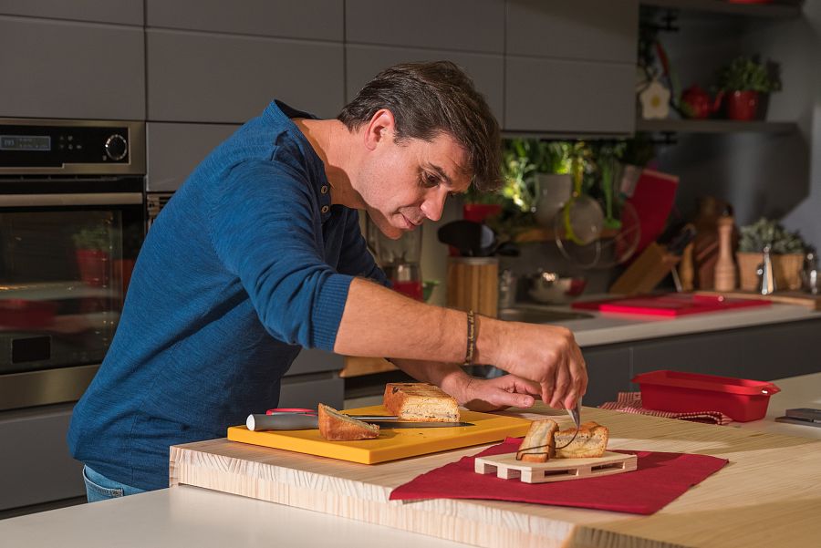 Sergio Fernández cocinando