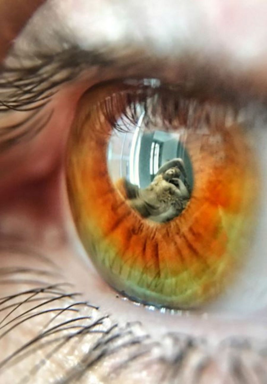 Carmen mirando a Ariadna dormida