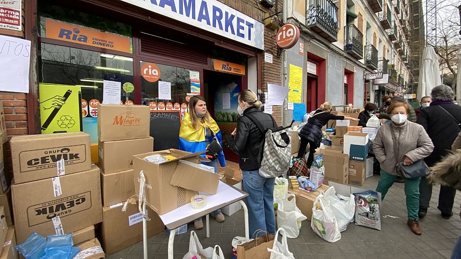 Los voluntarios organizan las donaciones en el exterior de la tienda.