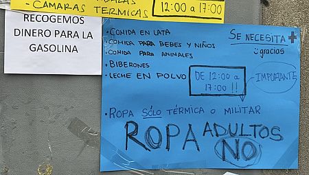 Uno de los carteles que han pegado en la fachada del local.