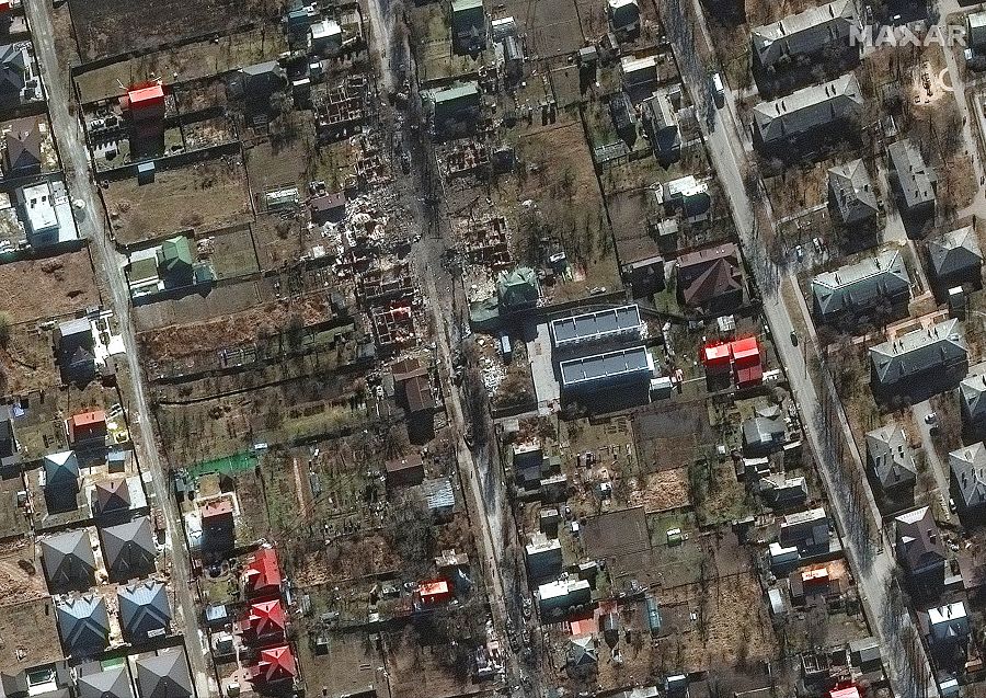 Guerra en Ucrania: Vehículos militares destrozados en un área residencial en Bucha