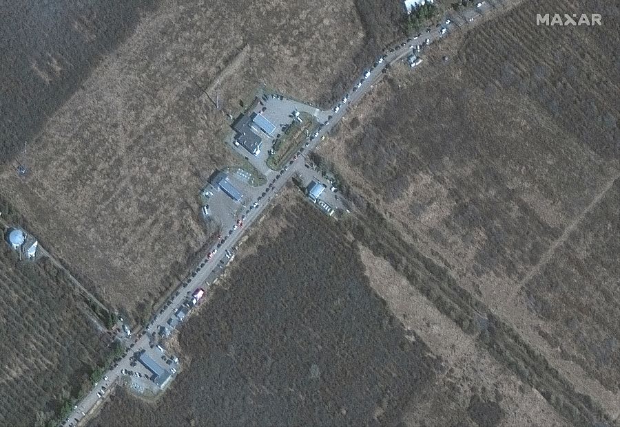 Guerra en Ucrania: Refugiados y vehículos esperando para cruzar la frontera y llegar a Hungría