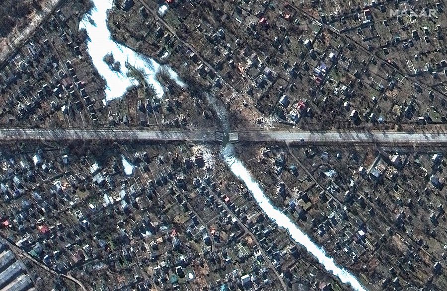Puente dañado en una carretera cerca de Chernígov