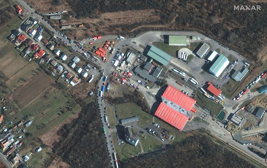 Personas y vehículos esperan para cruzar la frontera y pasar a Eslovaquia.