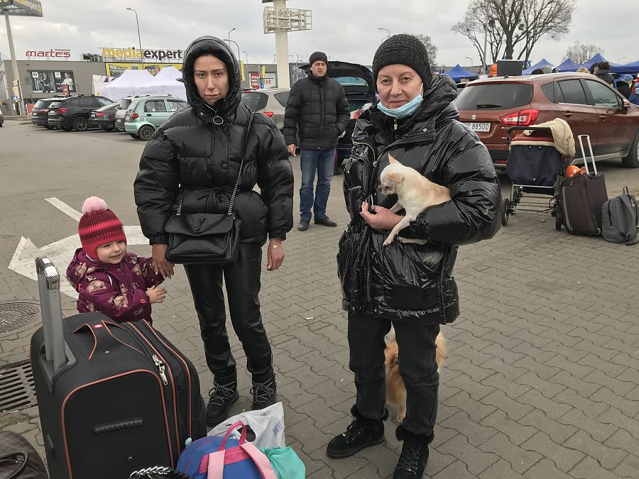 Anna (izquierda), junto a su hija, su madre y sus dos perros