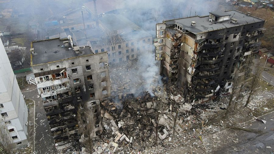 Una vista aérea muestra un edificio residencial destruido por los bombardeos rusos en Borodianka, en la región de Kiev, Ucrania.