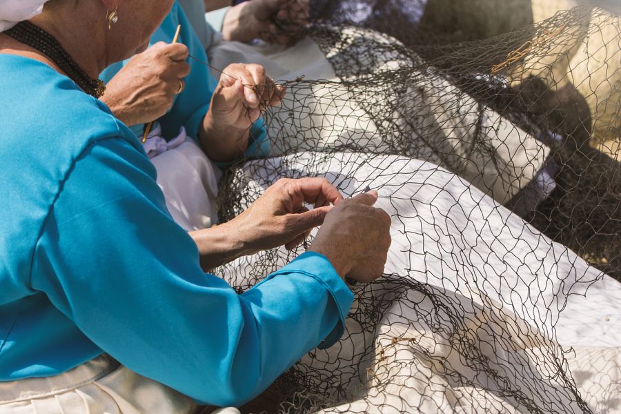 Cosir les xarxes perquè surtin l'endemà perfectes a mar: una feina que sempre han fet les dones a port