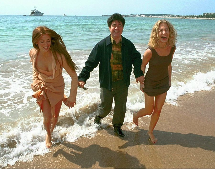 Penélope Cruz y Cecilia Roth junto a Pedro Almodóvar