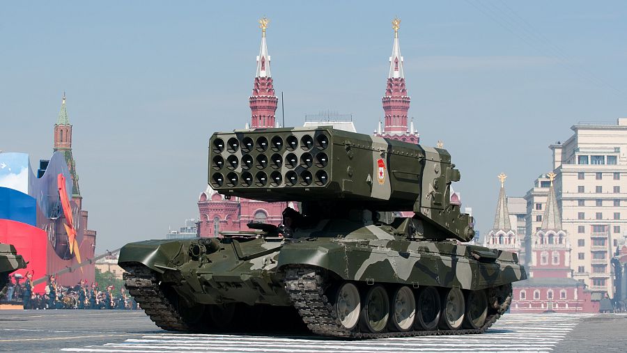 Tanque T-72 ruso con lanzacohetes TOS-1, con capacidad para transportar bombas termobáricas.
