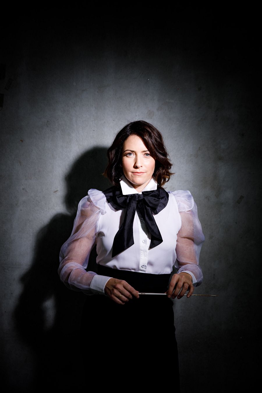 Alondra de la Parra posando con su batuta