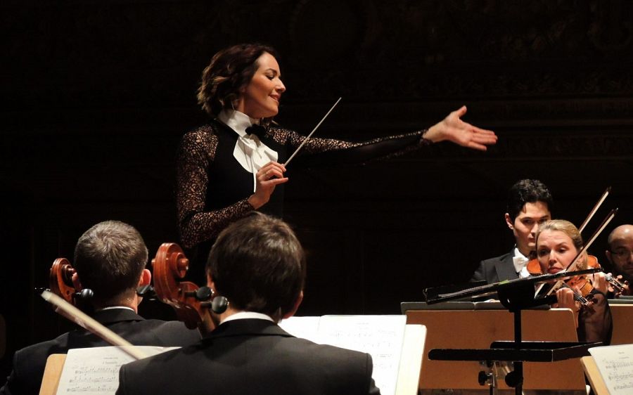 Alondra de la Parra dirigiendo a la Orquesta de Zurich