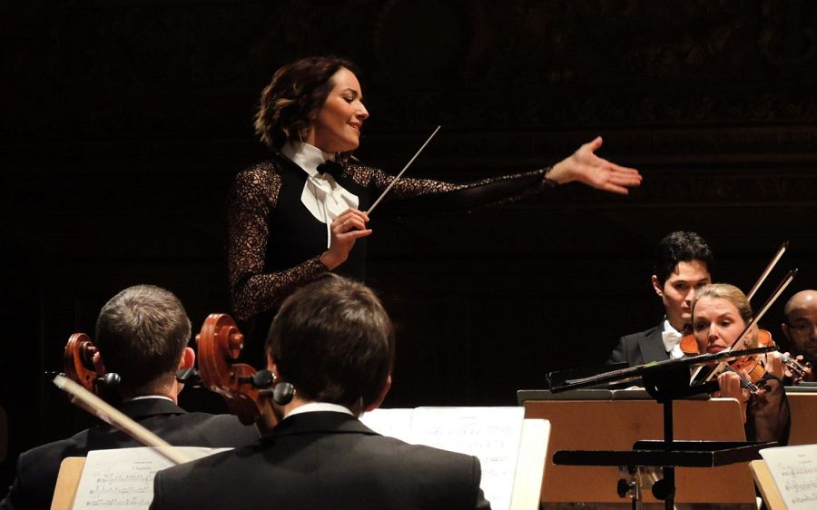 Alondra de la Parra dirigiendo a la Orquesta de Zurich