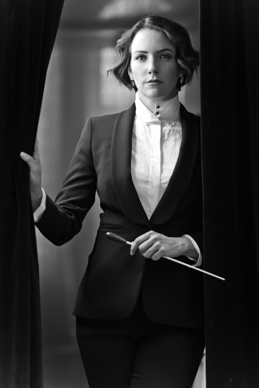 Alondra de la Parra posando con su batuta