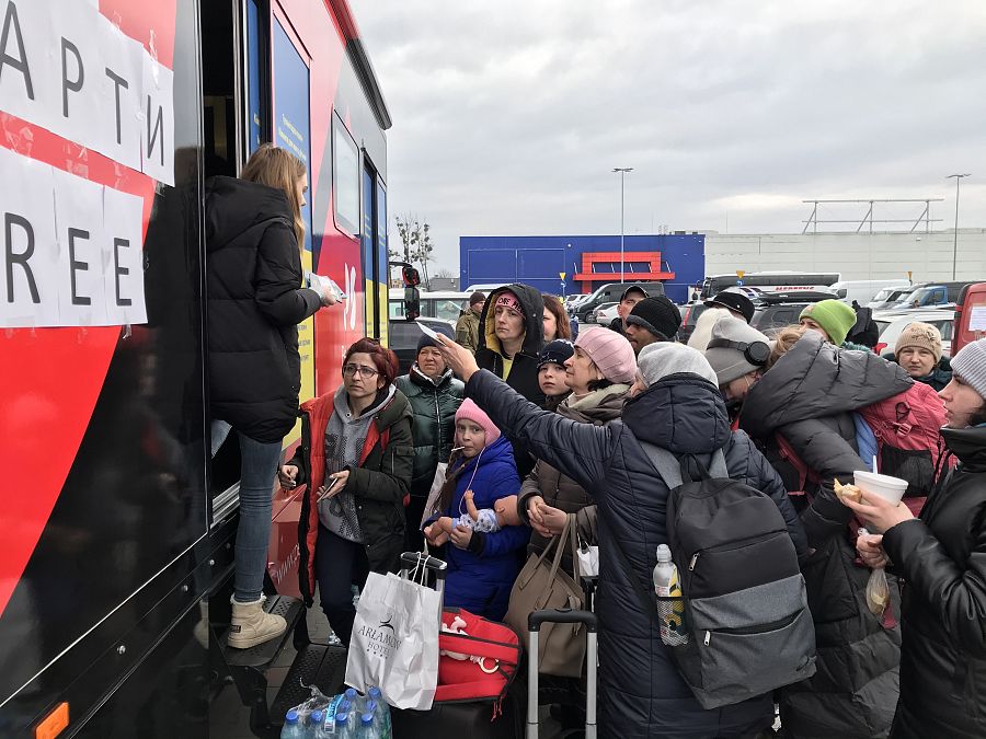 Reparto gratuito de tarjetas SIM a refugiados ucranianos en la frontera