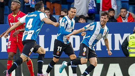 El defensa del Espanyol Leandro Cabrera (d), celebra su gol contra el Getafe.