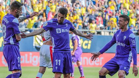 El delantero del Cádiz CF, Idrissi (c) celebra el segundo gol para su equipo ante el Rayo Vallecano.