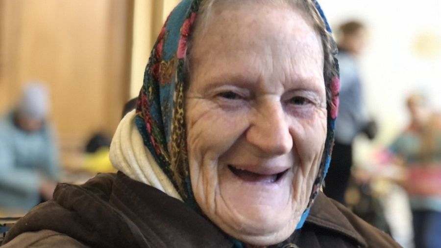 En la estación de tren de Budapest, Valentina espera el tren hacia Bucarest