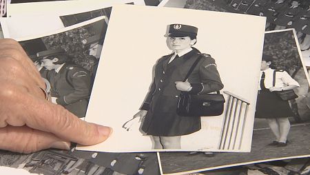 Fotografía del uniforme de una mujer policía