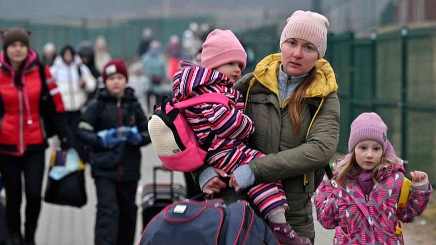 Dones amb infants travessant la frontera ucraïnesa a Polònia, en el pas fronterer de Medyka