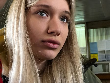 Ana, una joven ucraniana que viaja hacia Hungría.