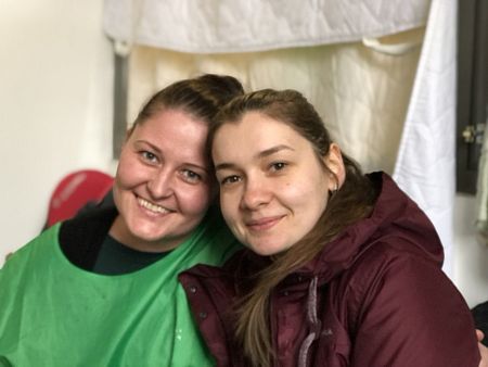 María y Bernadette, dos doctoras que trabajan como voluntarias en la estación