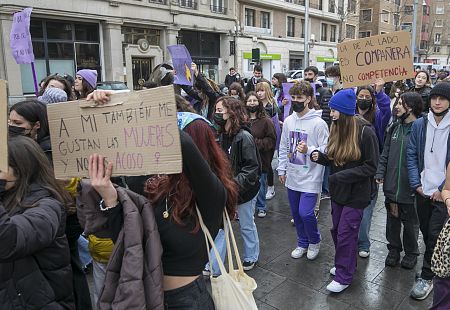 Estudiantes de Zaragoza, durante la manifestación convocada por la mañana.