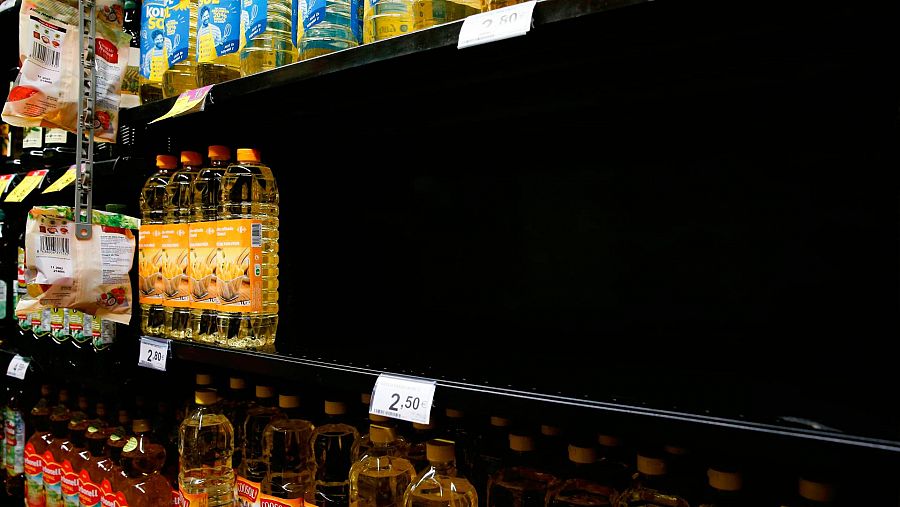 Un expositor casi vacío de botellas de aceite de girasol en un supermercado de Madrid