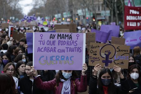 Una manifestante, durante la marcha de Barcelona.