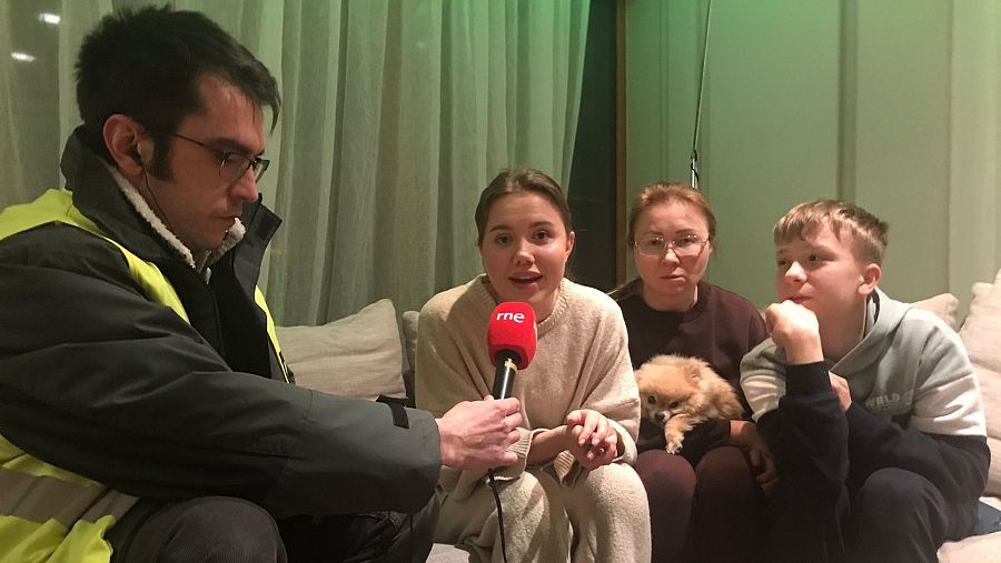 Victoria, en casa de Bodgan, hablando con RNE