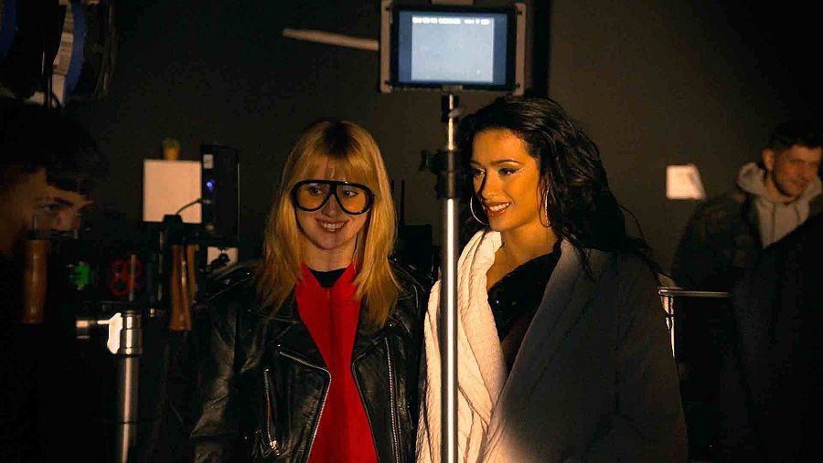 Chanel junto a Pawla Casanovas, directora del videoclip de 