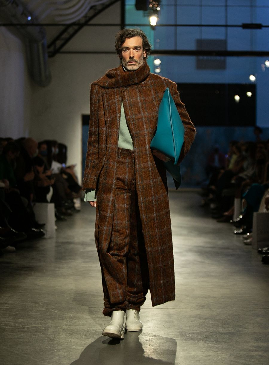 Destacan los cuellos de las prendas donde hay piezas que se pueden quitar para tener un abrigo más básico, o poder cruzarlo y llevarlo abierto