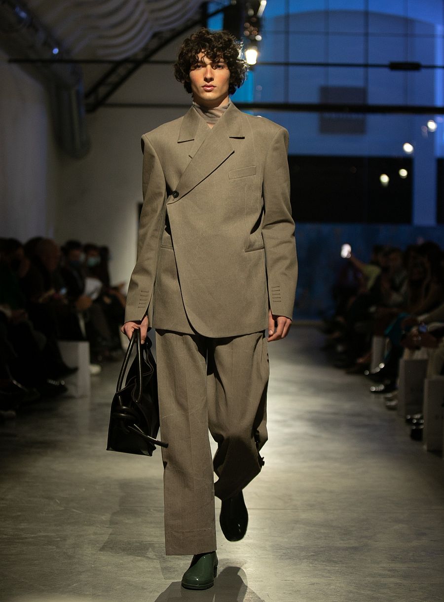 Sobre la pasarela el top model Mario López Muinelo, el español que pisa con fuerza las pasarelas internacionales