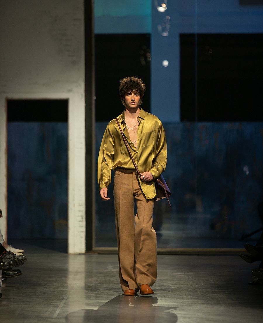 Los tejidos elegidos son lanas, sedas, algodones orgánicos de máxima calidad y confortables acabados de punto