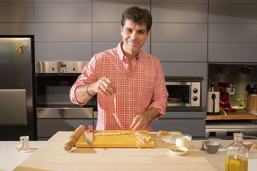 Sergio Fernández cocinando pasta fresca con crema de cebollas