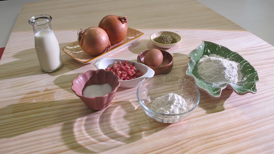 Ingredientes para cocinar pasta fresca con crema de cebolla