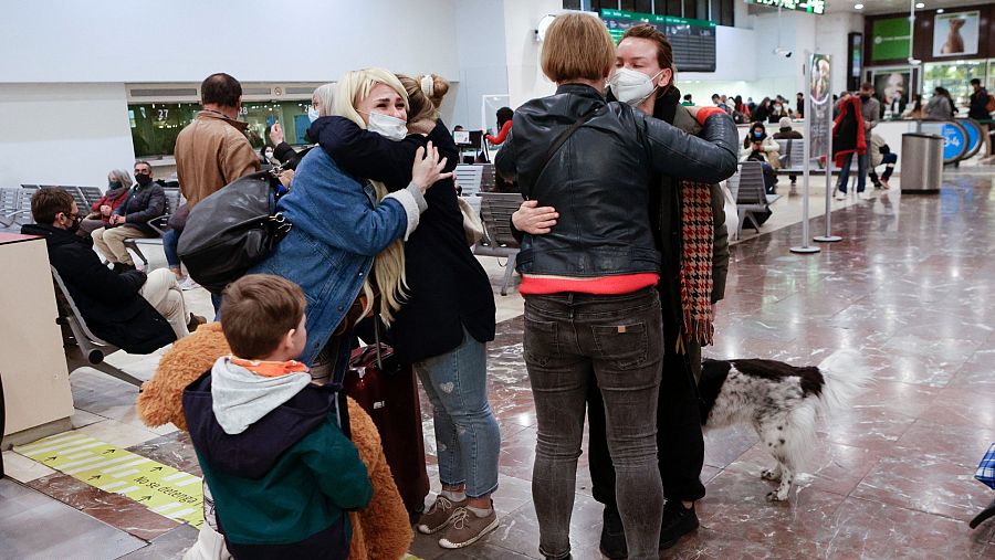 Ciutadans procedents d'Ucraïna arriben a l'estació de Sants de Barcelona