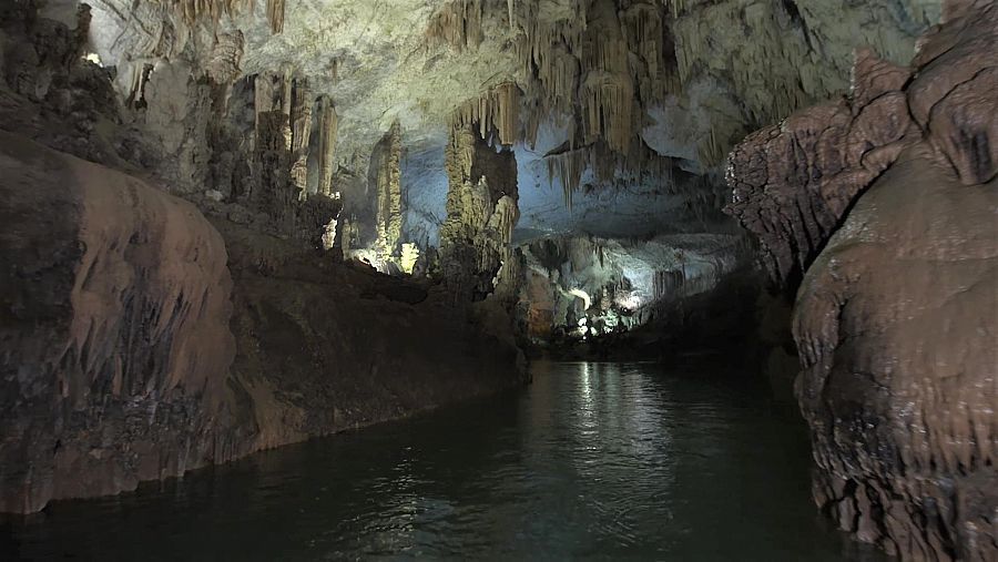 El riu subterrani al nivell inferior de la cova Jeita