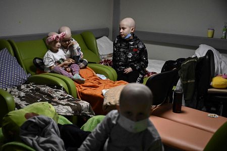 Varios niños enfermos de cáncer, tras ser trasladados a un sótano usado como refugio dentro de un centro oncológico de Kiev, el 28 de febrero.