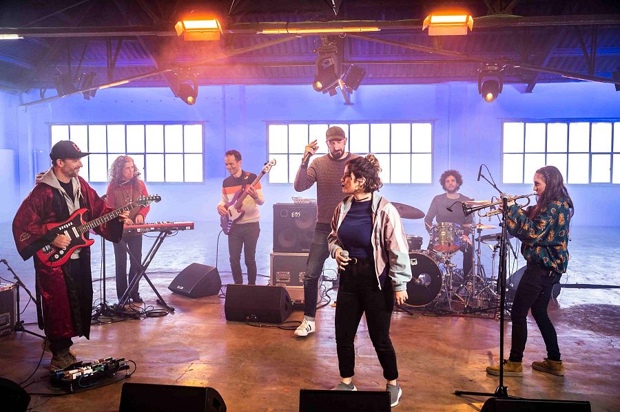 El grup al complet Extraño Weys format per sis persones més Rodrigo Laviña tocant una cançó