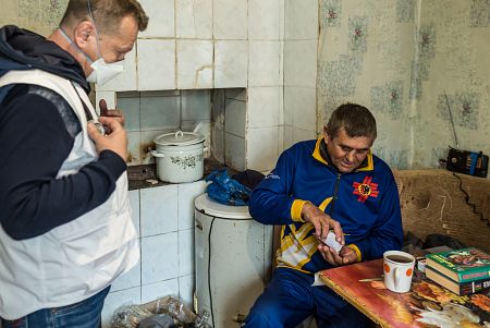 Un enfermero de MSF observa cómo Vitalii Gorbachov, de 56 años, toma sus pastillas para la tuberculosis resistente, en la región de Yitomir.