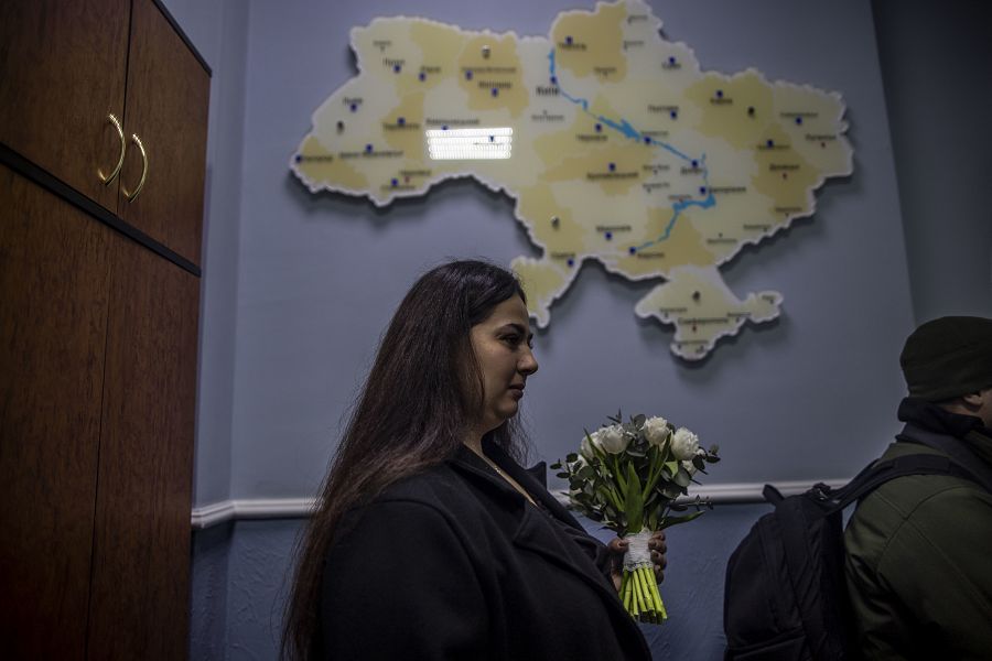 Una novia ucraniana con su ramo en el registro civil de Ivano Frankivsk