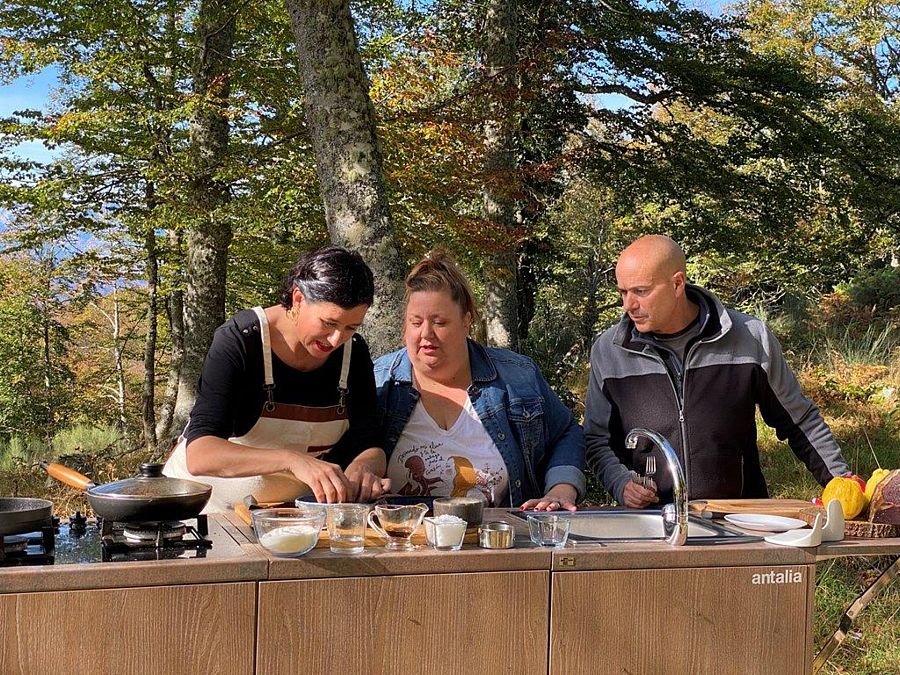 Los tres cocinando ensalada templada de cecina y foie