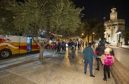Refugiados ucranianos bajan de un autobús que llegado desde Ucrania a Sevilla, y que terminó su periplo en Huelva.