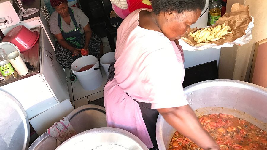 Sindiswa cocinando para los niños y niñas de su barrio.