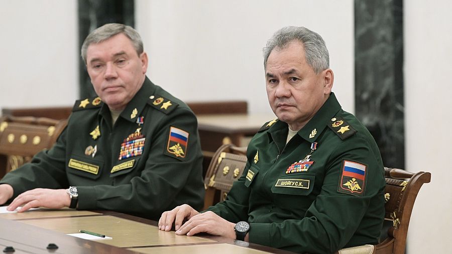 El jefe del Estado Mayor de las Fuerzas Armadas rusas, Valery Gerasimov, (izquierda) y el ministro de Defensa ruso, Serguéi Shoigu (derecha)