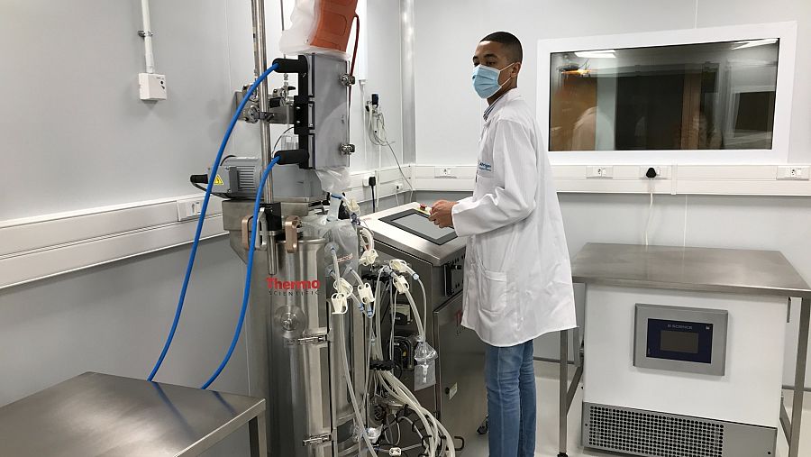 Uno de los científicos del laboratorio que trabaja en la vacuna sudafricana contra el COVID