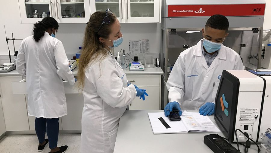 Científicos sudafricanos que elaboran el primer suero ARN sudafricano