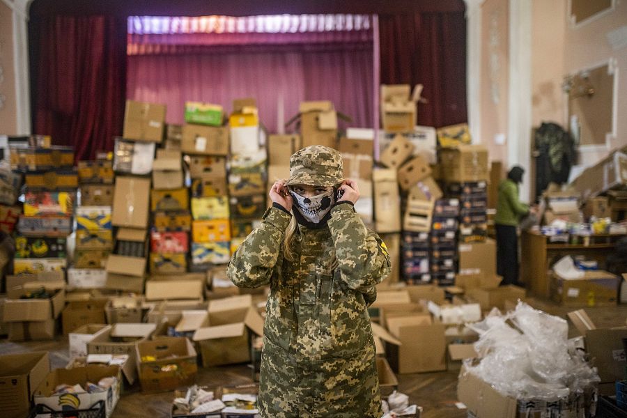 Una voluntaria en las brigadas civiles de defensa en Ivano Frankvist. 