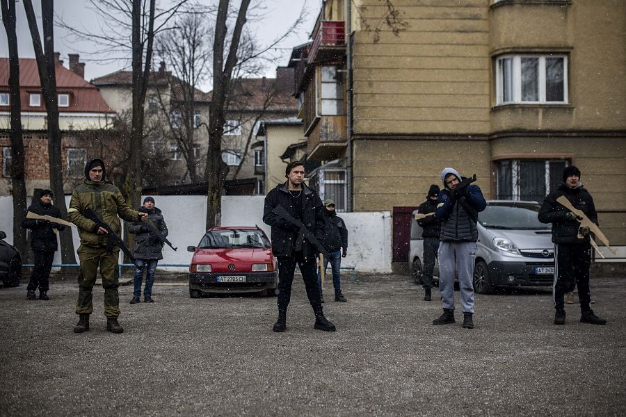 Un grupo de ucranianos entrenan para hacer frente al Ejército ruso. 