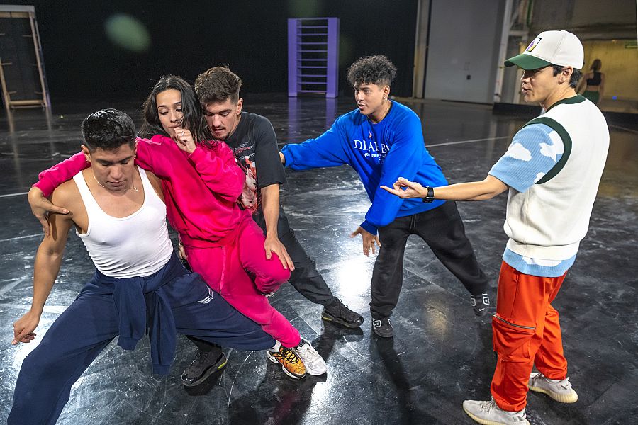 Kyle Hanagami da instrucciones a Chanel y el equipo